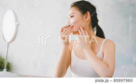 20代女性うぶ毛剃り 20代女性うぶ毛剃り 80997960