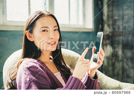 美容女子がスマホ検索 美容女子がスマホ検索 80997966