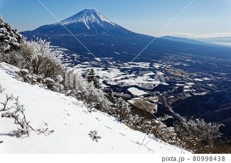 冬の毛無山稜線から見る富士山と朝霧高原 80998438
