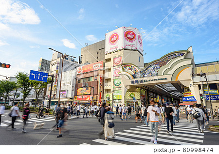 都市風景　川崎駅前大通り　商店街へ行き交う人々　神奈川県川崎市 80998474