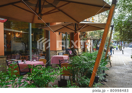 都市風景 ヨーロッパを思わせるオープンカフェ チネッタ通り 神奈川県川崎市の写真素材