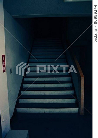 夜の学校の階段 夜の学校の階段 80999244