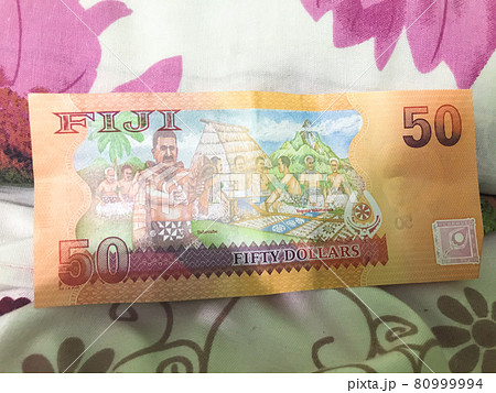フィジーのお金　カラフルなオレンジの50ドル札 80999994