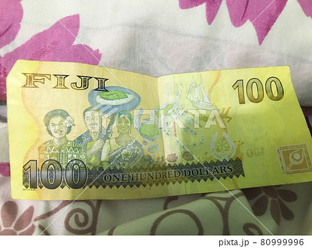 フィジーのお金 カラフルな黄色の100ドル札の写真素材 [80999996] - PIXTA