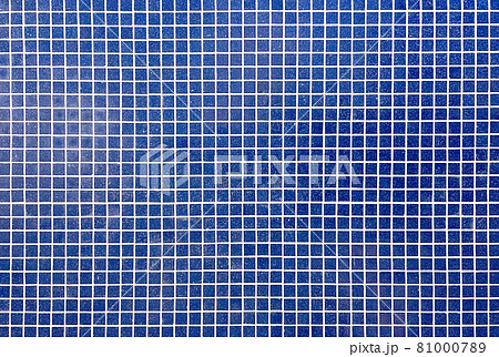 オリエンタルブルーの小さな正方形のタイルが貼られた壁面の背景画像 81000789