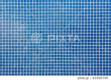 コバルトブルーの小さな正方形のタイルが貼られた壁面の背景画像 81000790