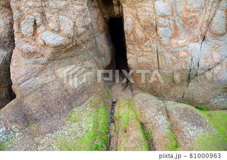 エンジェルロード 天使の遊歩道 中余島の美しき岩盤層の写真素材