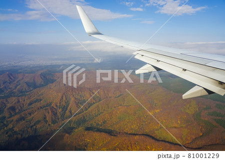 青森空港着陸前、眼下に広がる八甲田連峰の紅葉 青森空港着陸前、眼下に広がる八甲田連峰の紅葉 81001229