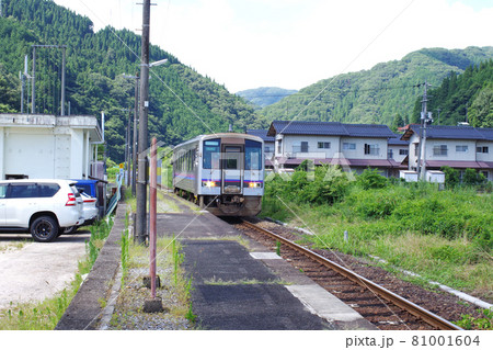 芸備線比婆山駅に到着したディーゼルカーの景色 81001604