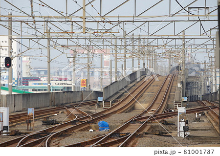 宇多津駅のホームから見た予讃線と瀬戸大橋線の分岐点 宇多津駅のホームから見た予讃線と瀬戸大橋線の分岐点 81001787