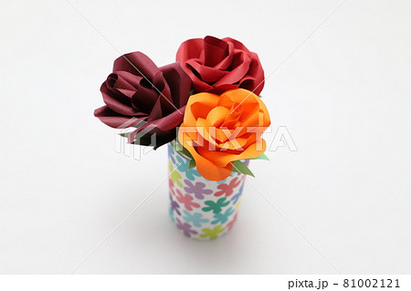 折り紙で作った手作りのバラの花を綺麗な花瓶に飾った様子の写真素材