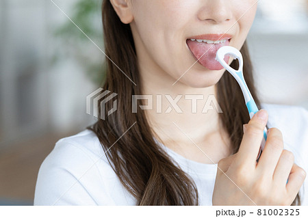自宅のリビングで舌磨きをする若い女性　顔無し 81002325