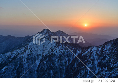 西日本最高峰の四国の霊山「石鎚山」での夕焼け 西日本最高峰の四国の霊山「石鎚山」での夕焼け 81002328