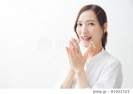 いただきますのポーズをとる30代の日本人女性 81002503