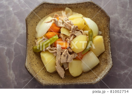 日本で人気の和食の代表的料理肉じゃが(黒背景)の写真素材 [81002754