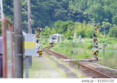 芸備線比婆山駅に到着したディーゼルカーの景色 芸備線比婆山駅に到着したディーゼルカーの景色 81003130