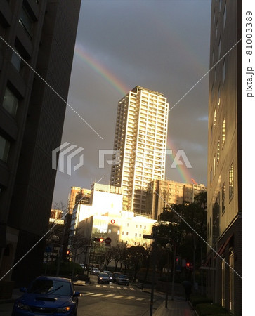 三宮の高層ビルにかかるダブルレインボー 81003389