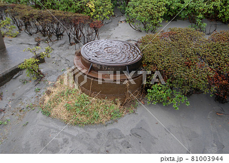 <千葉県>東日本大震災の影響で液状化し隆起したマンホール <千葉県>東日本大震災の影響で液状化し隆起したマンホール 81003944