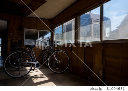 【紀州鉄道線】西御坊駅と自転車 81004681