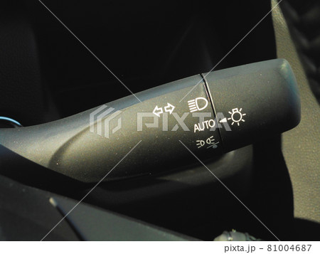 自動車のヘッドライトのスイッチレバー 81004687