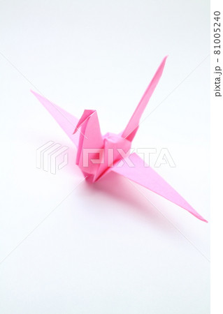 かっこいいピンク色の折鶴 縦構図 の写真素材