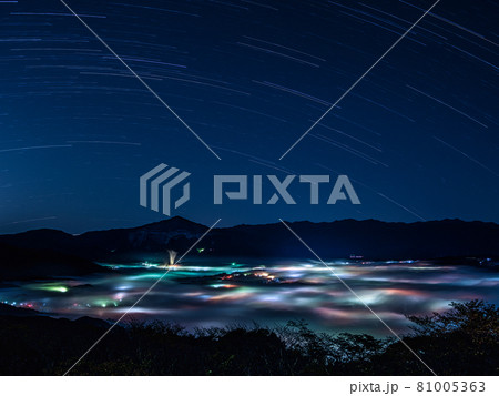 美の山から望む秩父雲海と武甲山と星空 81005363