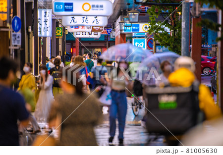 日本の東京都市景観 浅草雷門前の商店街や銀座線浅草駅。危険…配達員の姿も=8月13日 日本の東京都市景観 浅草雷門前の商店街や銀座線浅草駅。危険…配達員の姿も=8月13日 81005630