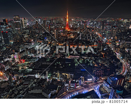 六本木ヒルズの展望スペース「東京スカイデッキ」から見る東京タワーと東京の夜景 六本木ヒルズの展望スペース「東京スカイデッキ」から見る東京タワーと東京の夜景 81005714