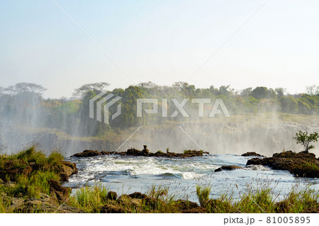 ビクトリアフォールズのデビルズプールへの入り口 81005895