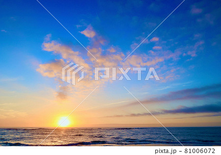 川原子海岸の日の出 81006072