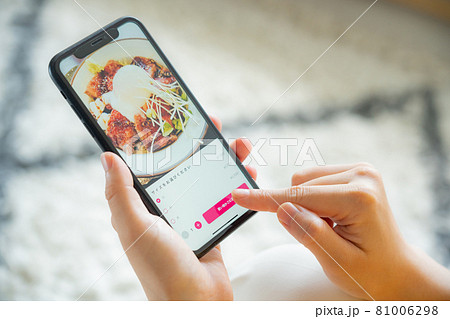 スマホでご飯を注文する女性 81006298