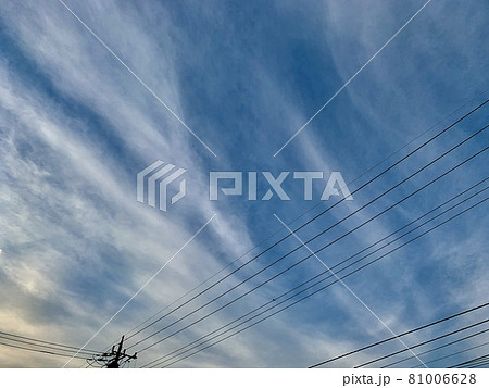 夕暮れ時の風に流れている雲と電線/The clouds in the sky 夕暮れ時の風に流れている雲と電線/The clouds in the sky 81006628