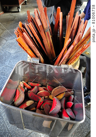 台湾、台北、龍山寺、三日月形の聖(占いでお伺いを立てる道具)、おみくじの棒、台北最古の寺院 台湾、台北、龍山寺、三日月形の聖(占いでお伺いを立てる道具)、おみくじの棒、台北最古の寺院 81006738