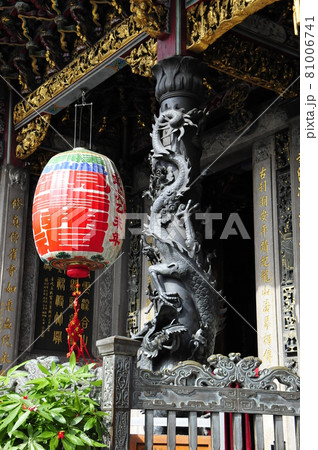 台湾、台北、龍山寺、銅製の龍柱、台北最古の寺院 台湾、台北、龍山寺、銅製の龍柱、台北最古の寺院 81006741