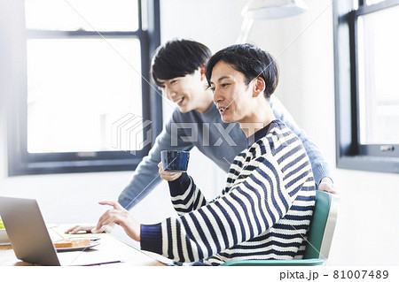 若い男性 若い男性 81007489