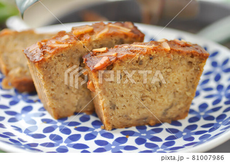 cake ,banana cake 81007986