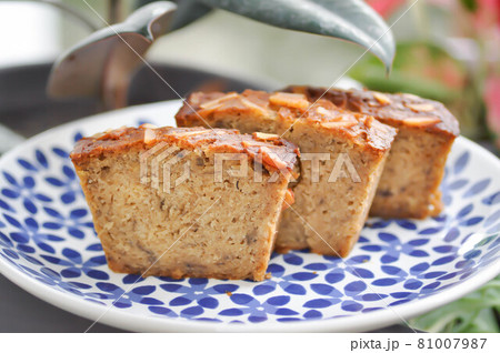 cake ,banana cake 81007987