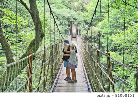 吊り橋を渡る子供 81008151