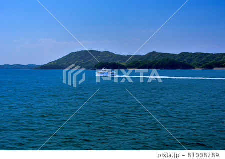 伊勢湾フェリーから眺める答志島と、海を行く船舶、伊勢志摩の夏らしい風景・鳥羽・三重県(5) 伊勢湾フェリーから眺める答志島と、海を行く船舶、伊勢志摩の夏らしい風景・鳥羽・三重県(5) 81008289