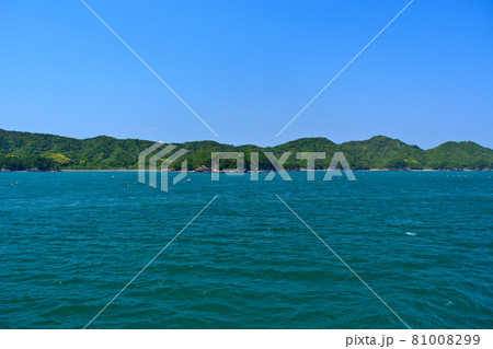 伊勢湾フェリーから眺める答志島、伊勢志摩の夏らしい風景・鳥羽・三重県(3) 伊勢湾フェリーから眺める答志島、伊勢志摩の夏らしい風景・鳥羽・三重県(3) 81008299