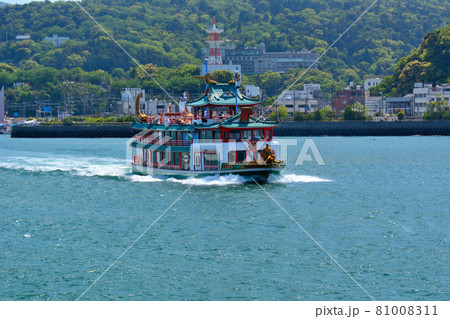 伊勢湾フェリーから眺める鳥羽湾 海を行く船舶 伊勢志摩の夏らしい風景 鳥羽 三重県 4 の写真素材