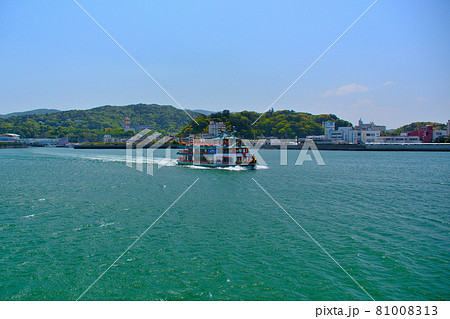 伊勢湾フェリーから眺める鳥羽湾 海を行く船舶 伊勢志摩の夏らしい風景 鳥羽 三重県 6 の写真素材