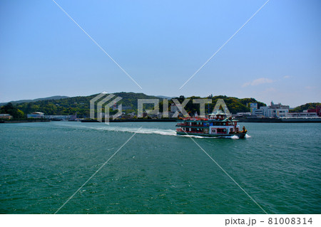伊勢湾フェリーから眺める鳥羽湾 海を行く船舶 伊勢志摩の夏らしい風景 鳥羽 三重県 7 の写真素材