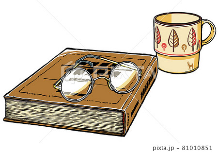 古い本とクラシックスタイルの丸形眼鏡と秋の森モチーフのマグカップ　筆描き・マット塗り 81010851