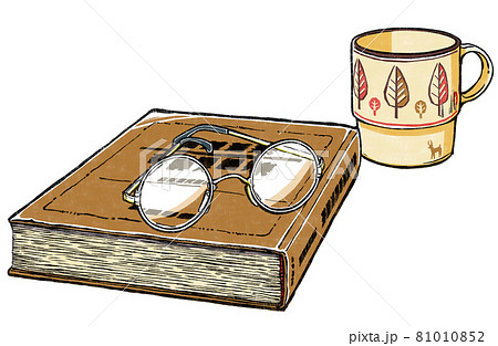 古い本とクラシックスタイルの丸形眼鏡と秋の森モチーフのマグカップ　版画風 81010852