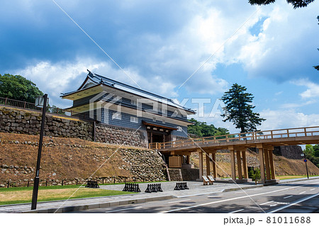 復元された金沢城の鼠多門・鼠多門橋（8月撮影） 81011688