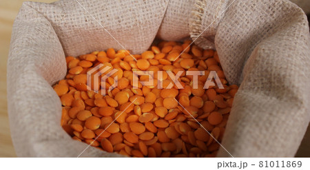 Burlap Bags of Mixed Beans in Organic Market 81011869