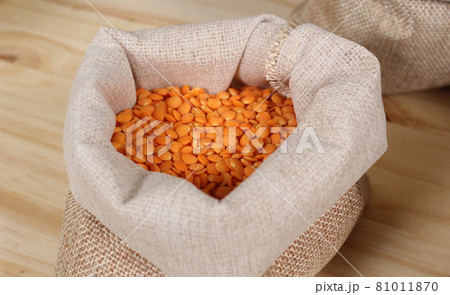 Burlap Bags of Mixed Beans in Organic Market 81011870