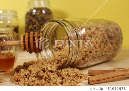 Organic Honey on Dipper With Granola and Cinnamon Organic Honey on Dipper With Granola and Cinnamon 81011928