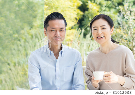 ミドルカップル 50~60代の夫婦 ミドルカップル 50~60代の夫婦 81012638